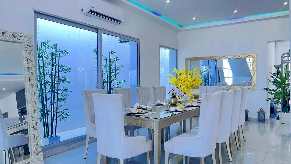 Exclusiva Villa Frente A La Playa Cartagena